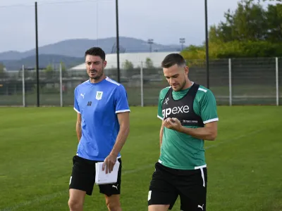 trener Olimpije Albert RIERA (levo), Timi Max Elšnik<br><br>- 27.07.2022 – Nogometni klub NK Olimpija – trening pred povratno tekmo proti romunskemu Sepsiju v kvalifikacijah za konferenčno ligo<br><br> <br><br>//FOTO: Nik Erik Neubauer