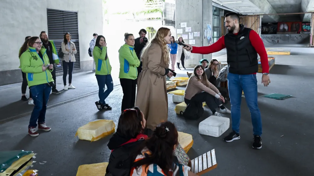 V četrtek so pod Fabianijevim mostom pripravili celodnevni festival mladih Hiša tisočerih zgodb, kot zametek nastajajočega centra mladih. 