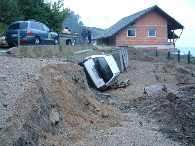 Velenje, Šaleška dolina, plazovi, poplave: V naselju Kavče je odneslo nasuto zemljišče, na katerem je bil parkiran osebni avtomobil