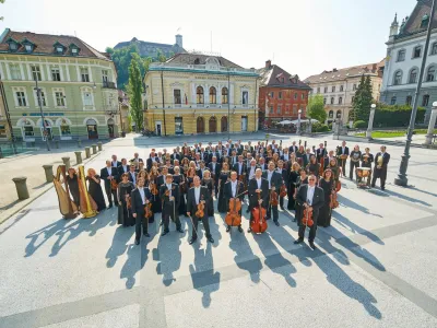 Orkester Slovenske filharmonije pred matično hišo. 