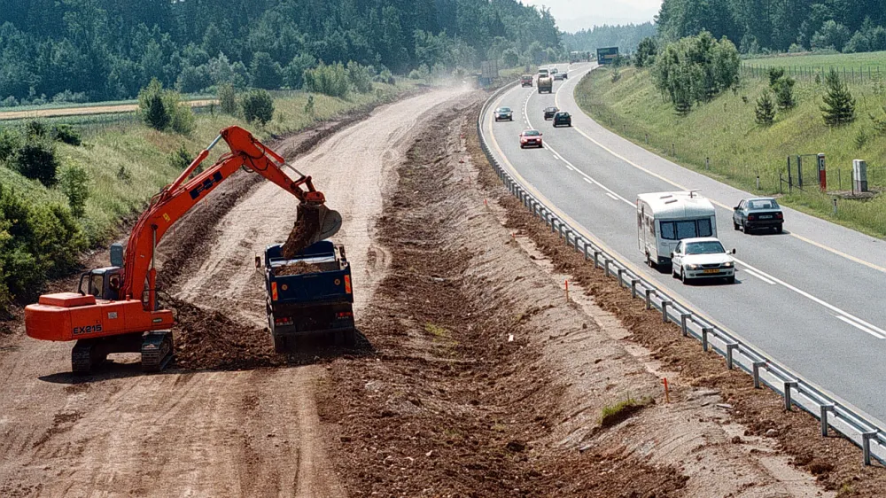 »Za nekatere projekte, ki smo jih že začeli izvajati, smo od Direkcije RS za infrastrukturo prejeli obvestilo, da naj jih ustavimo in gradbišče vrnemo v prvotno stanje,« je dejal predsednik uprave podjetja Pomgrad Iztok Polanič. (Fotografija je simbolična.) 