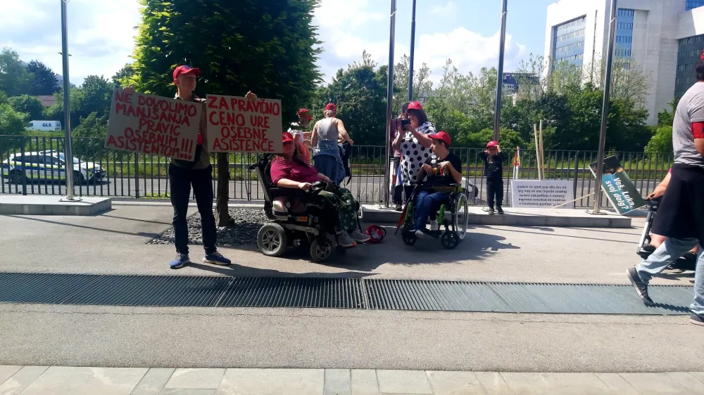 Ljubljana, pred ministrstvom za delo.<br>Sindikat osebnih asistentov je v okviru danasnje stavke pred ministrstvom za delo, druzino, socialne zadeve in enake moznosti v Ljubljani pripravil protestni shod.