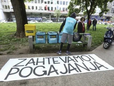 - 12.05.2023 - opozorilna stavka dostavljavk in dostavljavcev Wolta in Glova v Ljubljani - sindikat Mladi plus – protest – protestni shod  //FOTO: Luka Cjuha