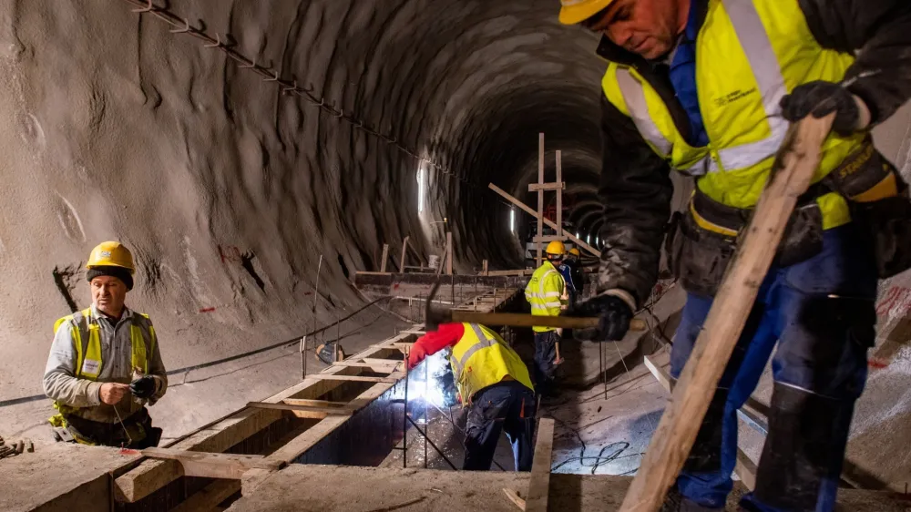 Proga drugega tira v predorih bo togi, betonski podlagi, da se vibracije ob prehodu vlaka ne bi prenašale do hiš nad predori, zatrjujejo na 2TDK.