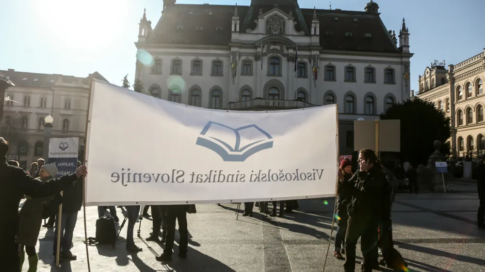 ﻿- Univerza v Ljubljani - protest zaposlenih z ljubljanske, mariborske in primorske univerze - - transparenti Visokošolski sindikat –-- 24.01.2018 – stavka sindikatov javnega sektorja pod geslom Vrnite nam odvzeto!, - protest zaradi prenizkih osebnih dohodkov – stavkovne aktivnosti so potekale v državni upravi, vzgoji in izobraževanju, zdravstvu, kulturi, sociali in na Radioteleviziji Slovenija, - demonstracije - protestni shod – javni sektor - sindikati -   //FOTO: Luka Cjuha