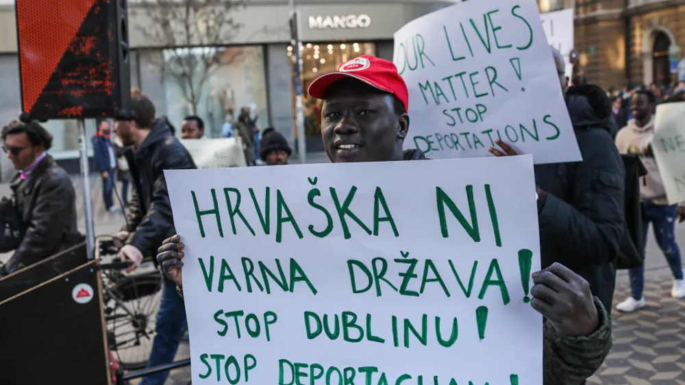 transparent HRVAŠKA NI VARNA DRŽAVA - STOP DUBLINU - STOP DEPORTACIJAM<br><br>- 28.03.2023 – protest v Ljubljani - protestni shod proti diskriminatornim ukrepom, povezanim z zakonom o tujcih, in težavam, s katerimi se srečujejo prosilci za azil, ki ga pripravljajo nekatere civilnodružbene organizacije, sindikati in prosilci za azil;<br><br> <br><br>//FOTO: Bojan Velikonja<br><br>