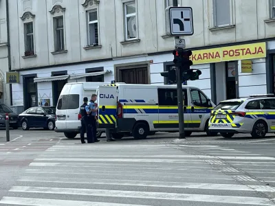 27-letna ženska je umrla nasilne smrti, policija je aretirala sedem let mlajšega moškega, s katerim naj bi bila krajši čas v zvezi. 