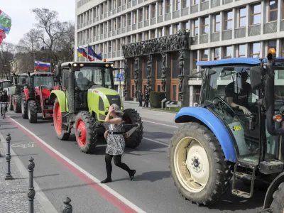 Del mestne opozicije je globo za vožnjo traktorjev skozi ožje mestno središče brez posebnega dovoljenja občine videl kot način sankcioniranja kmetov, ki bi v bodoče protestirali v središču prestolnice. Foto: Jaka Gasar 