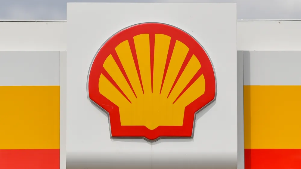 FILED - 29 July 2020, Brandenburg, Fuerstenwalde: The Shell Oil Company logo is seen at a gas station. Photo: Patrick Pleul/dpa-Zentralbild/dpa