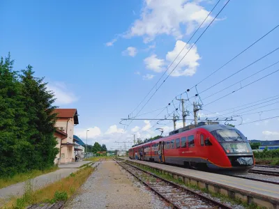 Čeprav po mnenju župana prinaša vrsto izboljšav, nekateri občani Medvod projektu drugega tira ostro nasprotujejo in pravijo, da gre za ekološki kriminal.