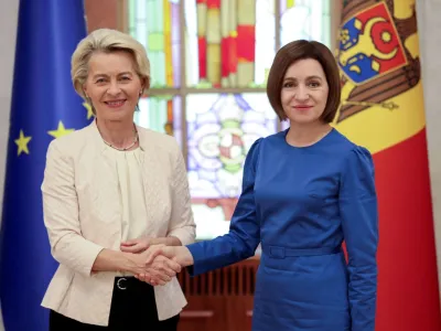 Moldovan President Maia Sandu and European Commission President Ursula von der Leyen shake hands during a news conference in Chisinau, Moldova, May 31, 2023. REUTERS/Vladislav Culiomza