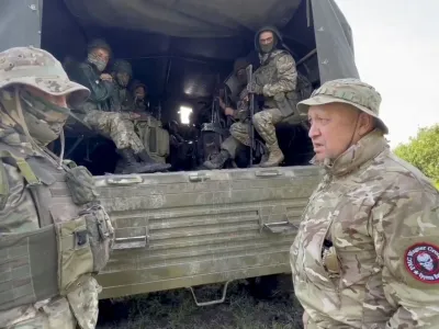 Founder of Wagner private mercenary group Yevgeny Prigozhin speaks with servicemen during withdrawal of his forces from Bakhmut and handing over their positions to regular Russian troops, in the course of Russia-Ukraine conflict in an unidentified location, Russian-controlled Ukraine, in this still image taken from video released June 1, 2023. Press service of "Concord"/Handout via REUTERS ATTENTION EDITORS - THIS IMAGE WAS PROVIDED BY A THIRD PARTY. NO RESALES. NO ARCHIVES. MANDATORY CREDIT.