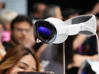 05 June 2023, US, Cupertino: Media representatives and bloggers surround the Apple Vision Pro computer glasses on display in the Steve Jobs Theater on Apple's corporate campus in Cupertino. The novel headset had previously been presented by Group CEO Cook at Apple's WWDC developer conference. Photo: Christoph Dernbach/dpa