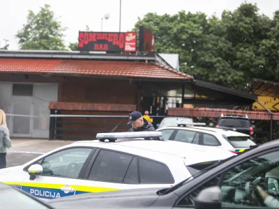 Policija še vedno preiskuje vse okoliščine ponedeljkovega dvojnega umora in samomora v Fužinah. Foto: Bojan Velikonja