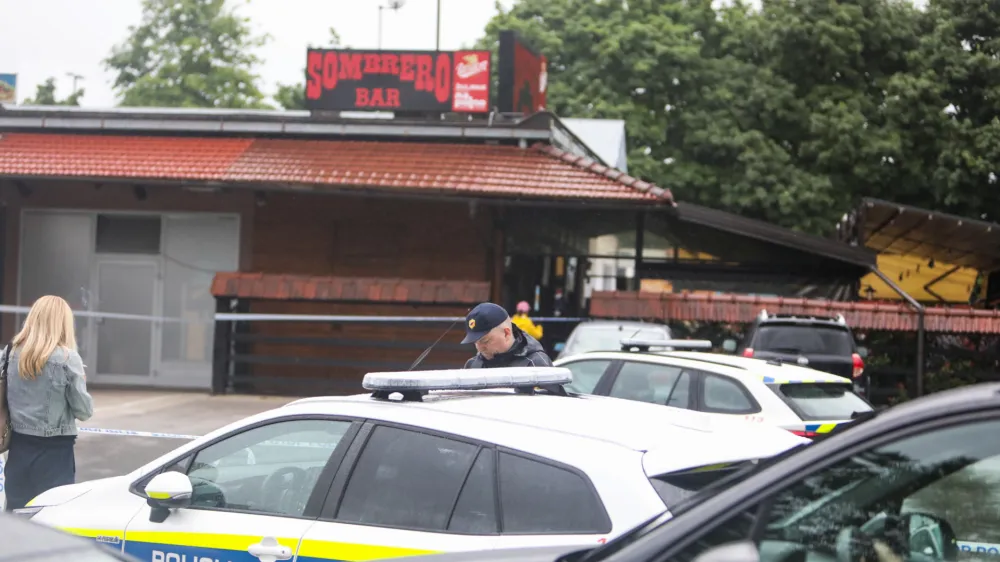 Policija še vedno preiskuje vse okoliščine ponedeljkovega dvojnega umora in samomora v Fužinah. Foto: Bojan Velikonja