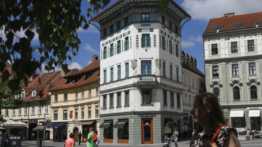 - 06.06.2022 - Hauptmannova hiša, secesijska poslovno-stanovanjska zgradba, ki se nahaja na vogalu Wolfove ulice in Prešernovega trga v Ljubljani. Prešernov trg 1 //FOTO: Luka Cjuha