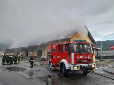 Objekt ob sevniški železniški postaji je uničen. F občina Sevnica