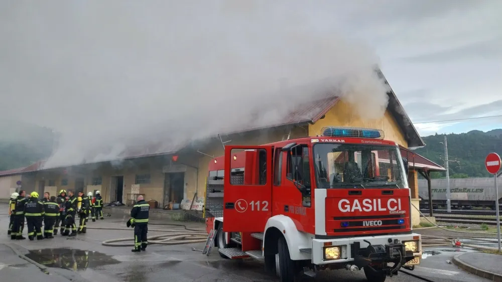 Objekt ob sevniški železniški postaji je uničen. F občina Sevnica