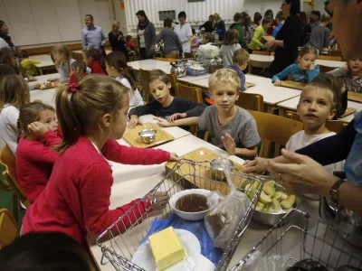 ﻿- jedilnica - šolska prehrana - šolstvo - osnovnošolci- 21.11.2014 - - Osnovna šola Vič - Dan slovenske hrane, v okviru katerega je po šolah in vrtcih po vsej Sloveniji prvo šolsko uro potekal tradicionalni slovenski zajtrk - //FOTO: Tomaž Skale