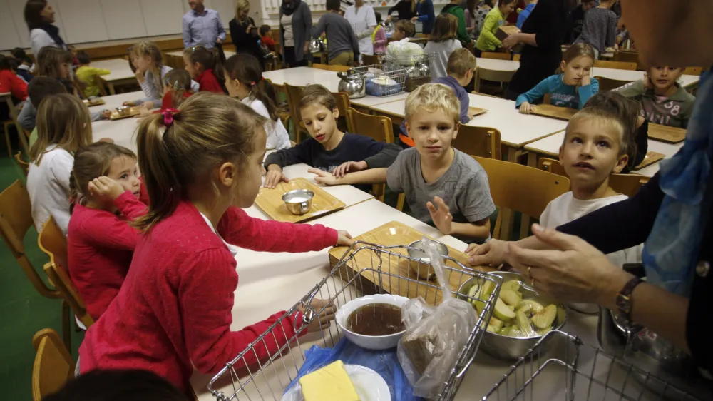 ﻿- jedilnica - šolska prehrana - šolstvo - osnovnošolci- 21.11.2014 - - Osnovna šola Vič - Dan slovenske hrane, v okviru katerega je po šolah in vrtcih po vsej Sloveniji prvo šolsko uro potekal tradicionalni slovenski zajtrk - //FOTO: Tomaž Skale