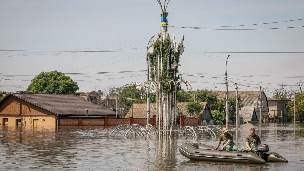 Volunteers sail on a boat during an evacuation of local residents from a flooded area after the Nova Kakhovka dam breached, amid Russia's attack on Ukraine, in Kherson, Ukraine June 7, 2023. REUTERS/Alina Smutko   TPX IMAGES OF THE DAY