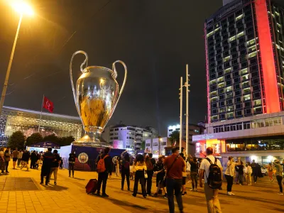 08 June 2023, Turkey, Istanbul: Manchester City fans in Taksim Square ahead of Saturday's UEFA Champions League Final soccer match between Manchester City and Inter Milan at the Ataturk Olympic Stadium. Photo: James Manning/PA Wire/dpa