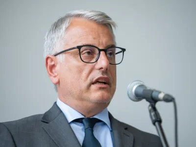 Ljubljana, poslovna stavba SIQ Ljubljana.<br>Dogodek ob odprtju nove komore EMC za preskusanje elektromagnetne zdruzljivosti avtomobilskih komponent, uporabljenih v e-mobilnosti.<br>Minister za gospodarstvo, turizem in sport Matjaz Han.