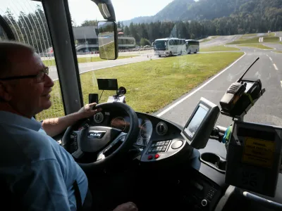  tečaj varne vonje za voznike avtobusov -- 23.08.2018 - AMZS Center varne vonje Vransko - Novinarska konferenca AMZS in Policije pred začetkom novega olskega leta ter izpostavili dileme z vidika varnega prevoza otrok v avtobusih;.  //FOTO: Luka Cjuha