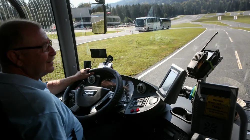  tečaj varne vonje za voznike avtobusov -- 23.08.2018 - AMZS Center varne vonje Vransko - Novinarska konferenca AMZS in Policije pred začetkom novega olskega leta ter izpostavili dileme z vidika varnega prevoza otrok v avtobusih;.  //FOTO: Luka Cjuha