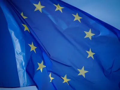 FILED - 10 March 2022, France, Versailles: The flag of the European Union flies outside the chateau in Versailles. The European Commission in Brussels is to propose stricter rules for assessing the sustainability of companies on Tuesday, aimed at avoiding conflicts of interest. Photo: Kay Nietfeld/dpa