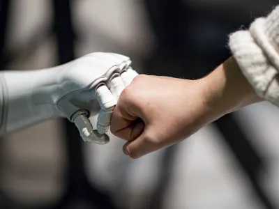 ﻿21 November 2019, Hamburg: A robot interacts with a woman during the "Speed Dating with AI - Meet the Robots at AI Days" at the Hammerbrooklyn Digital Campus. On 22nd and 23rd of November, a selection of highly developed robots from various fields will be shown, giving an insight into the current possibilities of artificial intelligence. Photo: Axel Heimken/dpa