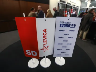 - simbolična fotografija - namizne zastavice - koalicija Gibanje svoboda, Levica, Socialni demokrati -<br><br><br>- 27.11.2022 – Referendumi 2022 – glasovanje o treh zakonodajnih referendumih, in sicer o noveli Zakona o vladi, noveli Zakona o dolgotrajni oskrbi in noveli Zakona o Radioteleviziji Slovenija <br><br> <br><br>//FOTO: Luka Cjuha