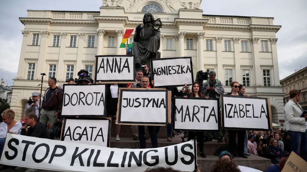 People take part in a protest, after a pregnant woman died in hospital in an incident campaigners say is the fault of Poland's laws on abortion, which are some of the most restrictive in Europe, in Warsaw, Poland June 14, 2023. REUTERS/Kacper Pempel   TPX IMAGES OF THE DAY