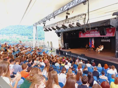 Najuspešnejši kranjski osnovnošolci in dijaki so se zbrali v Letnem gledališču Khislstein.