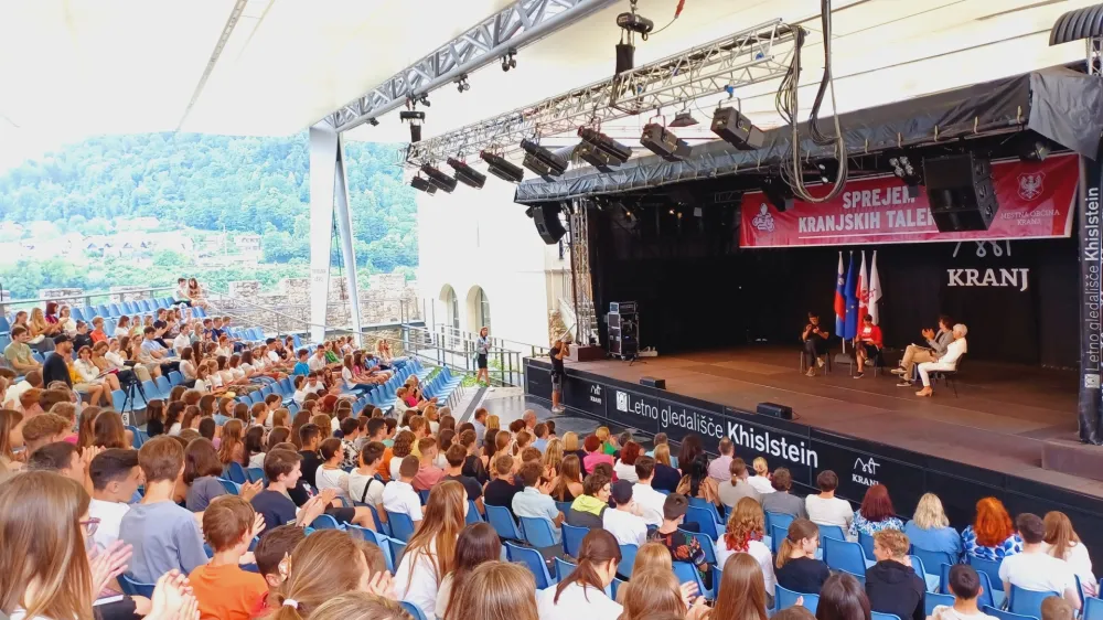 Najuspešnejši kranjski osnovnošolci in dijaki so se zbrali v Letnem gledališču Khislstein.