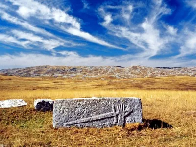 Stečke, srednjeveške nagrobnike, so ljudje postavljali tudi visoko v planinah, kjer so pasli živino. Zaradi njihove masivnosti arheologi spomenike primerjajo z znamenitim Stonehengeem v Angliji. 