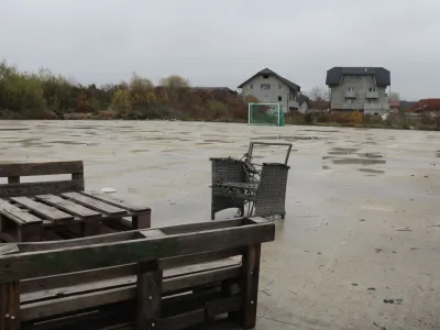 Na pogorišču nekdanjega teniškega centra v Tomačevem ljubljanska občina sedaj načrtuje kolesarski center. Foto: Bojan Velikonja 