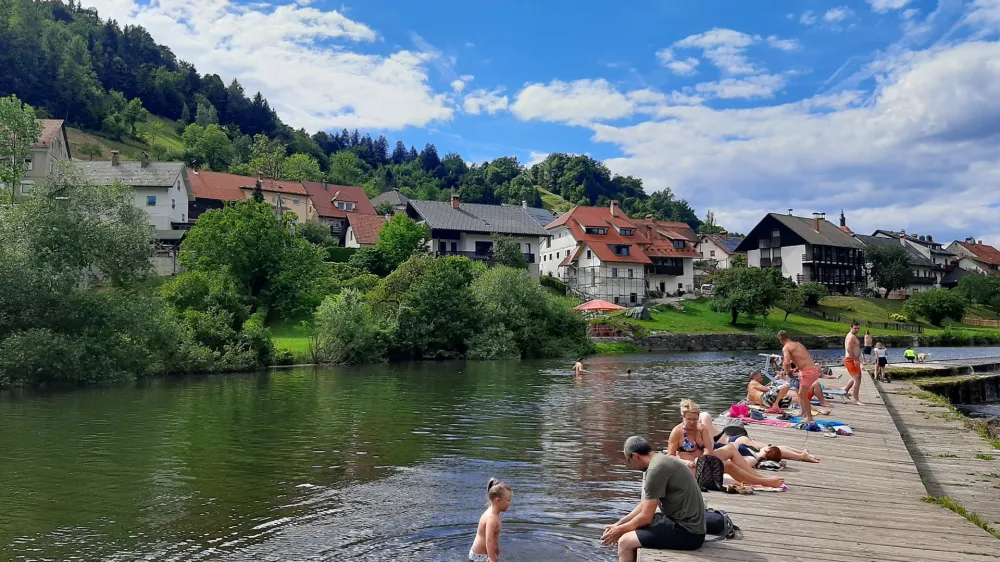 Tradicija kopanja ima ob območju brzic v Puštalu, kjer je tudi znamenita Hudičeva brv, dolgo brado.