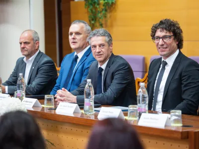 Drugi energetski steber bo poslej kot generalni direktor vodil Dejan Paravan (na fotografiji desno). Na fotografiji po vrstnem redu od desne proti levi še predsednik vlade Robert Golob, minister za okolje, podnebje in energijo Bojan Kumer ter minister za naravne vire in prostor Uroš Brežan.