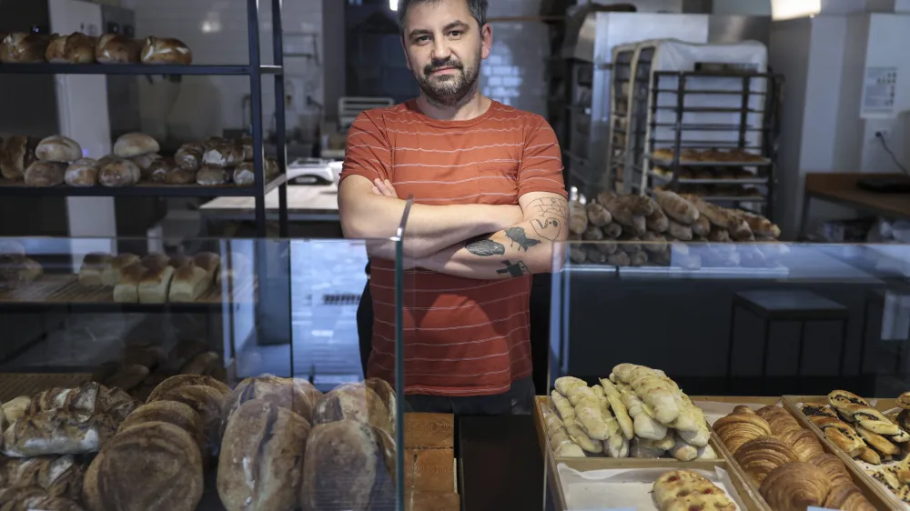 Andrej Gerželj se je pekovske umetnosti naučil sam. »Doma sva s punco od nekdaj rada pekla kruh,« je razlagal v pekarni Osem na Starem trgu. Foto: Jaka Gasar