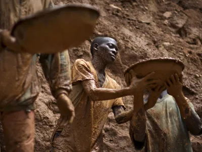 Gold miners form a human chain while digging an open pit at the Chudja mine in the Kilomoto concession near the village of Kobu, 100 km (62 miles) from Bunia in north-eastern Congo, in this February 23, 2009 file photo. Home to the world's biggest reserves of cobalt -- used in batteries, ceramics and dyes -- Congo has gold, silver and diamond mines, and holds some of the world's largest stores of copper, tin and metals such as tungsten, a component of many mobile phones. To match feature CONGO-DEMOCRATIC/ REUTERS/Finbarr O'Reilly/Files  (DEMOCRATIC REPUBLIC OF CONGO - Tags: BUSINESS ENVIRONMENT)