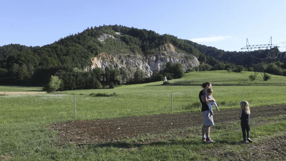 Kamnolom Sadinja vas stoji sredi kmetijskih obdelovalnih površin.