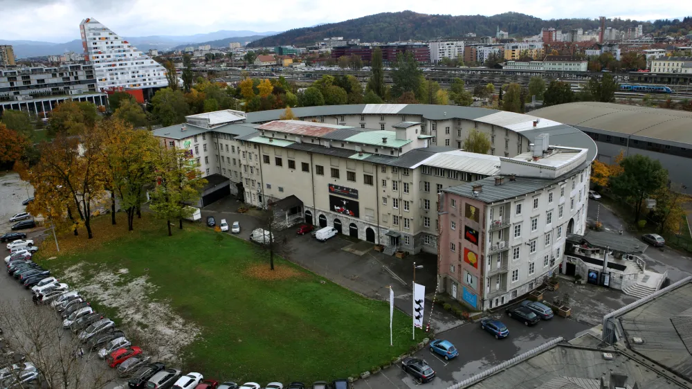 Baragovo semenišče je zdaj še polkrog, po prenovi pa bo krog, kot si ga je zamislil tudi Jože Plečnik. Foto:Tomaž Skale