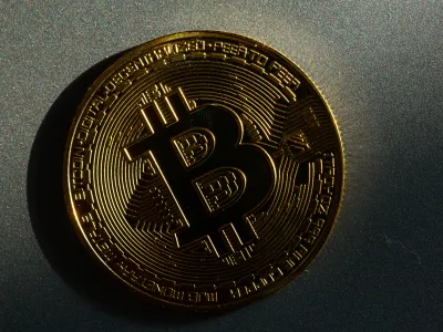 FILED - 05 March 2022, Berlin: A coin bearing the logo of the bitcoin cryptocurrency lies on a table. Photo: Fernando Gutierrez-Juarez/dpa-Zentralbild/dpa