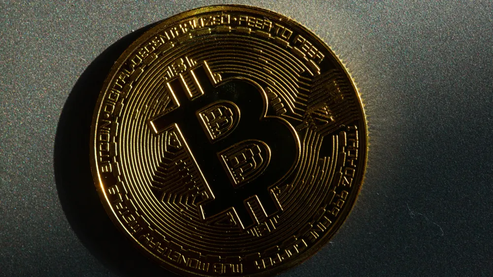 FILED - 05 March 2022, Berlin: A coin bearing the logo of the bitcoin cryptocurrency lies on a table. Photo: Fernando Gutierrez-Juarez/dpa-Zentralbild/dpa