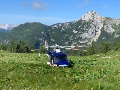 Kranj.<br>Danes dopoldan je posadka policijskega helikopterja z dezurno ekipo za<br>resevanje v gorah posredovala ze trikrat.<br>Foto: PU Kranj