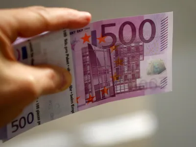 ﻿An employee holds a 500 euro banknote in the Money Service Austria company's headquarters in Vienna, Austria, March 3, 2016. REUTERS/Leonhard Foeger/File Photo