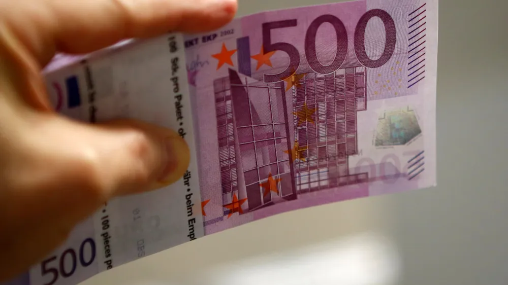 ﻿An employee holds a 500 euro banknote in the Money Service Austria company's headquarters in Vienna, Austria, March 3, 2016. REUTERS/Leonhard Foeger/File Photo