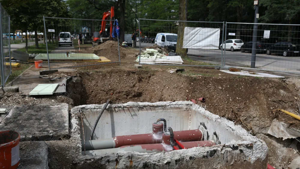 križišče Linhartova ulica- Neubergerjeva ulica v Ljubljani <br><br>- 12.07.2023 – Energetika Ljubljana – obnova vročevoda – vročevodno omrežje<br><br>//FOTO: Bojan Velikonja<br>