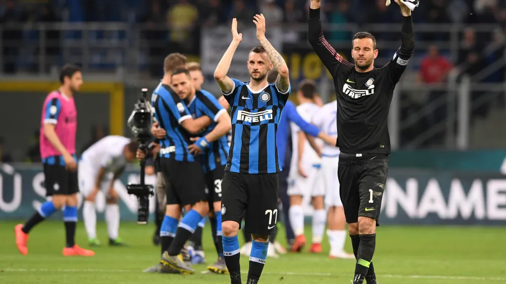 ﻿Soccer Football - Serie A - Inter Milan v Empoli - San Siro, Milan, Italy - May 26, 2019  Inter Milan's Samir Handanovic and Marcelo Brozovic celebrate after the match as Empoli players look dejected as they are relegated from Serie A  REUTERS/Alberto Lingria